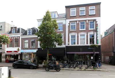 916001 Gezicht op de voorgevels van de panden Biltstraat 45 (rechts) -51 te Utrecht.